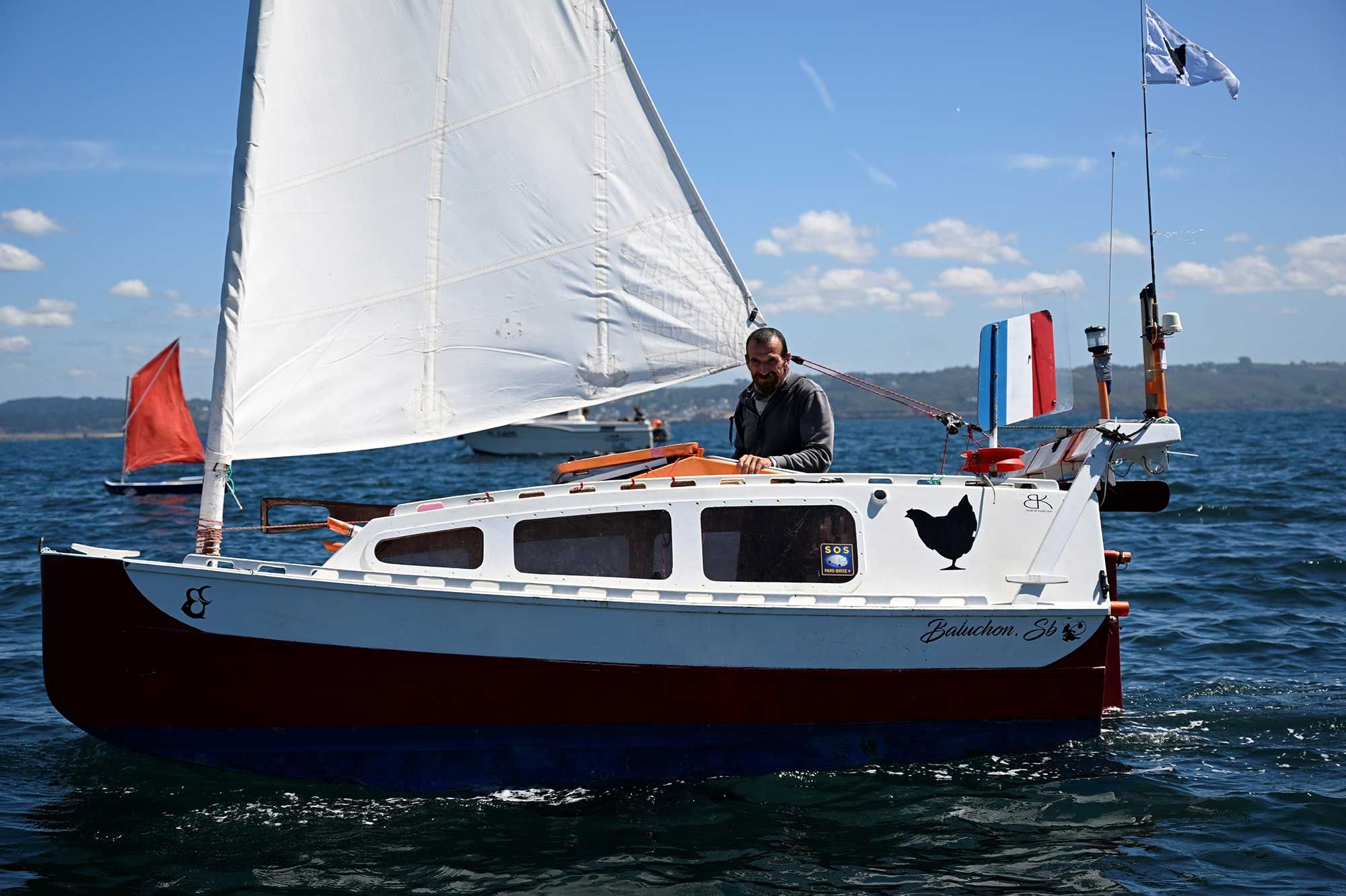 dans-un-voilier-de-4-metres-a-4.000-euros-il-fait-le-tour-du-monde.jpg