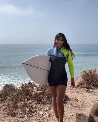 Safia, l'âme océane : entre deux rives, une vie de surf et de liberté